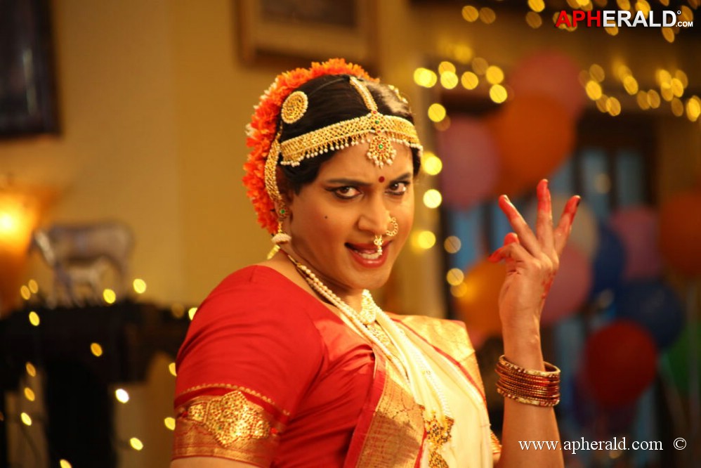  Sumanth Lady Get Up Stills in Emo Gurram Egaravachu