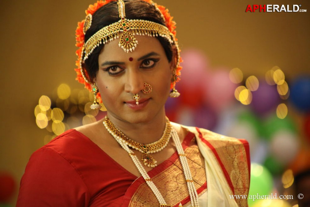  Sumanth Lady Get Up Stills in Emo Gurram Egaravachu