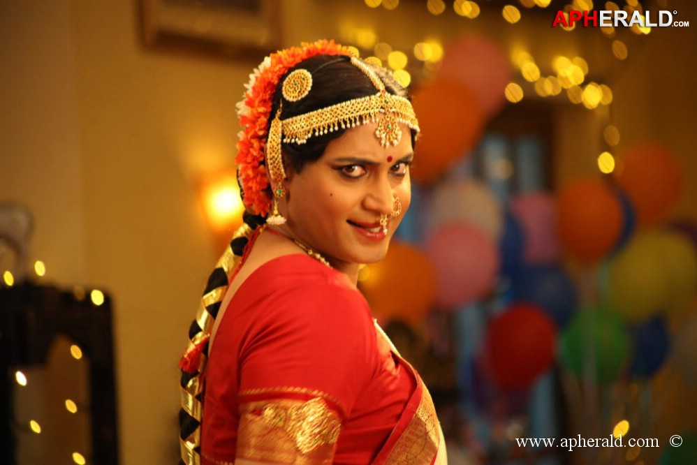  Sumanth Lady Get Up Stills in Emo Gurram Egaravachu