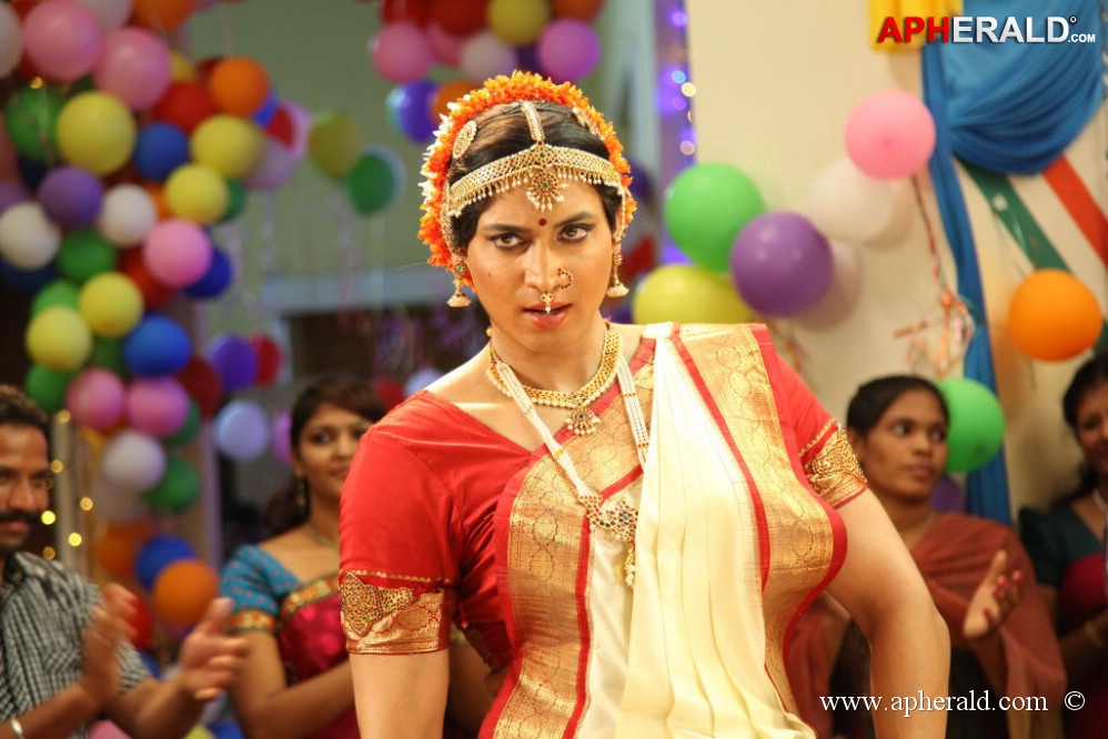  Sumanth Lady Get Up Stills in Emo Gurram Egaravachu