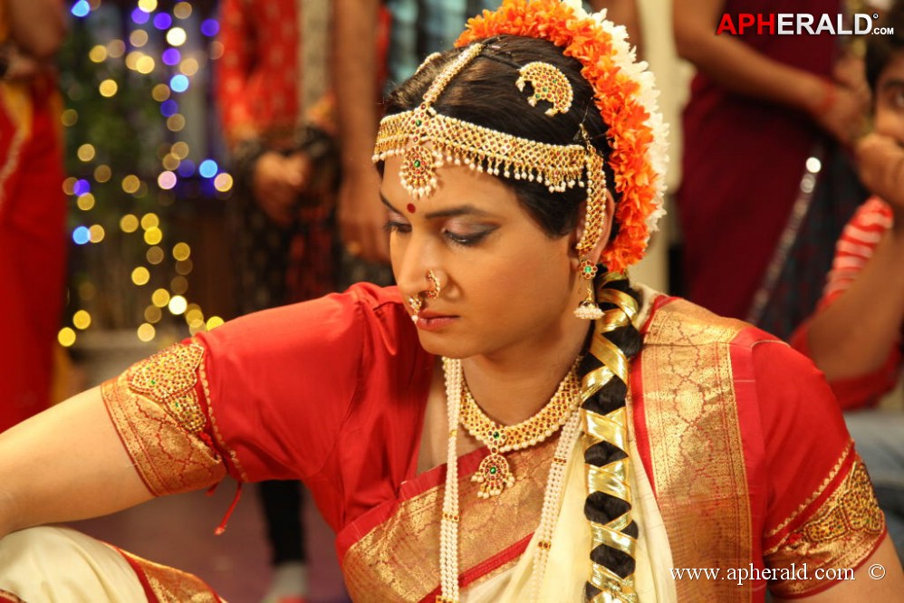  Sumanth Lady Get Up Stills in Emo Gurram Egaravachu