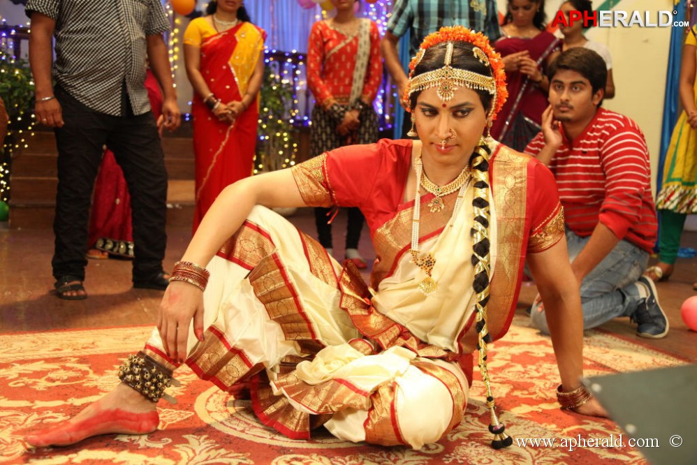  Sumanth Lady Get Up Stills in Emo Gurram Egaravachu