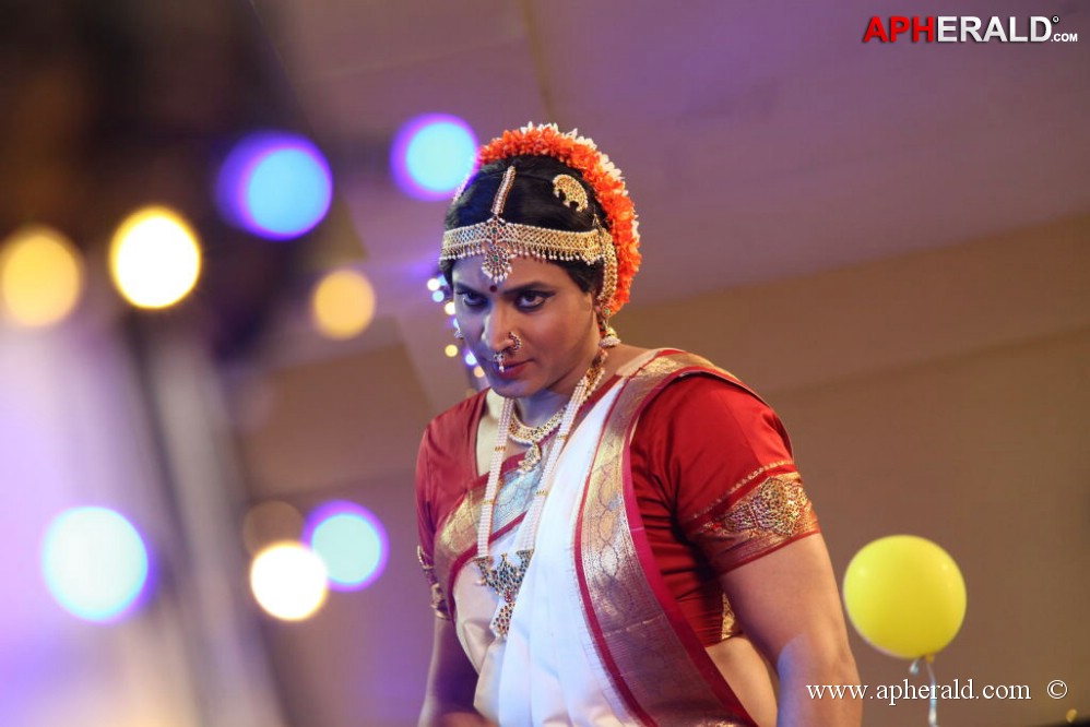  Sumanth Lady Get Up Stills in Emo Gurram Egaravachu