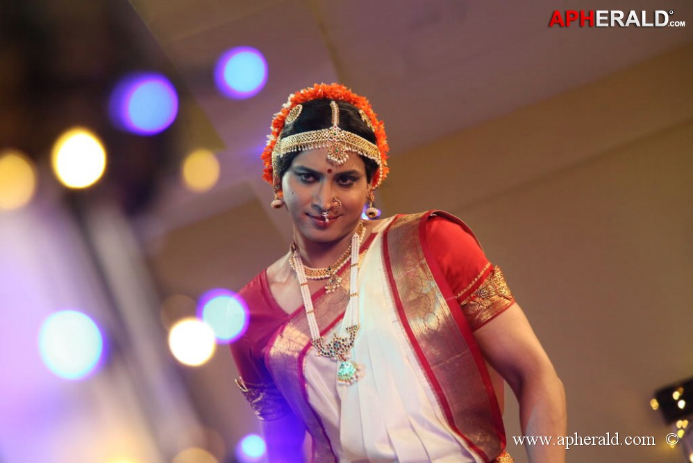  Sumanth Lady Get Up Stills in Emo Gurram Egaravachu