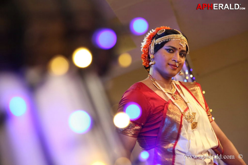  Sumanth Lady Get Up Stills in Emo Gurram Egaravachu