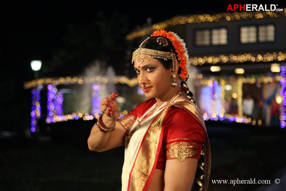  Sumanth Lady Get Up Stills in Emo Gurram Egaravachu