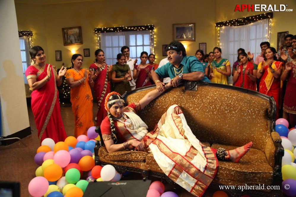  Sumanth Lady Get Up Stills in Emo Gurram Egaravachu