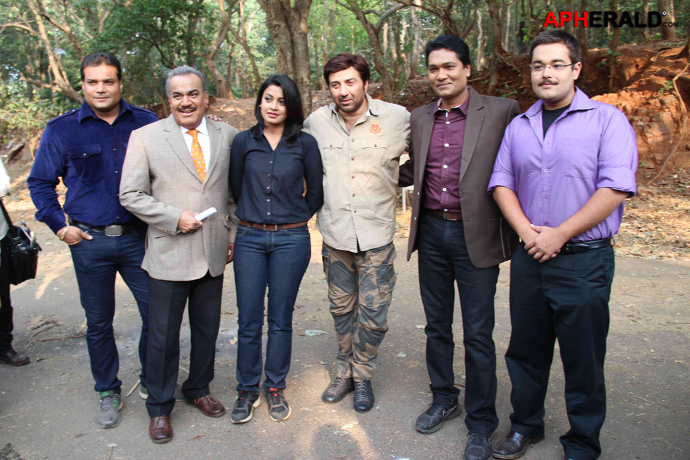 Sunny Deol Promote Singh Sahab The Great with CID Team