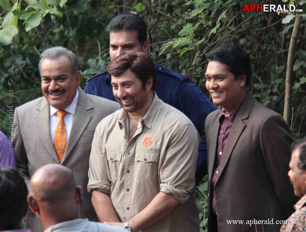 Sunny Deol Promote Singh Sahab The Great with CID Team
