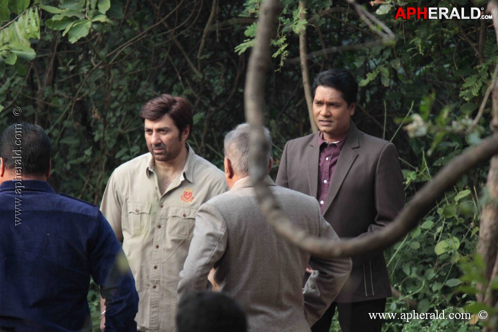 Sunny Deol Promote Singh Sahab The Great with CID Team