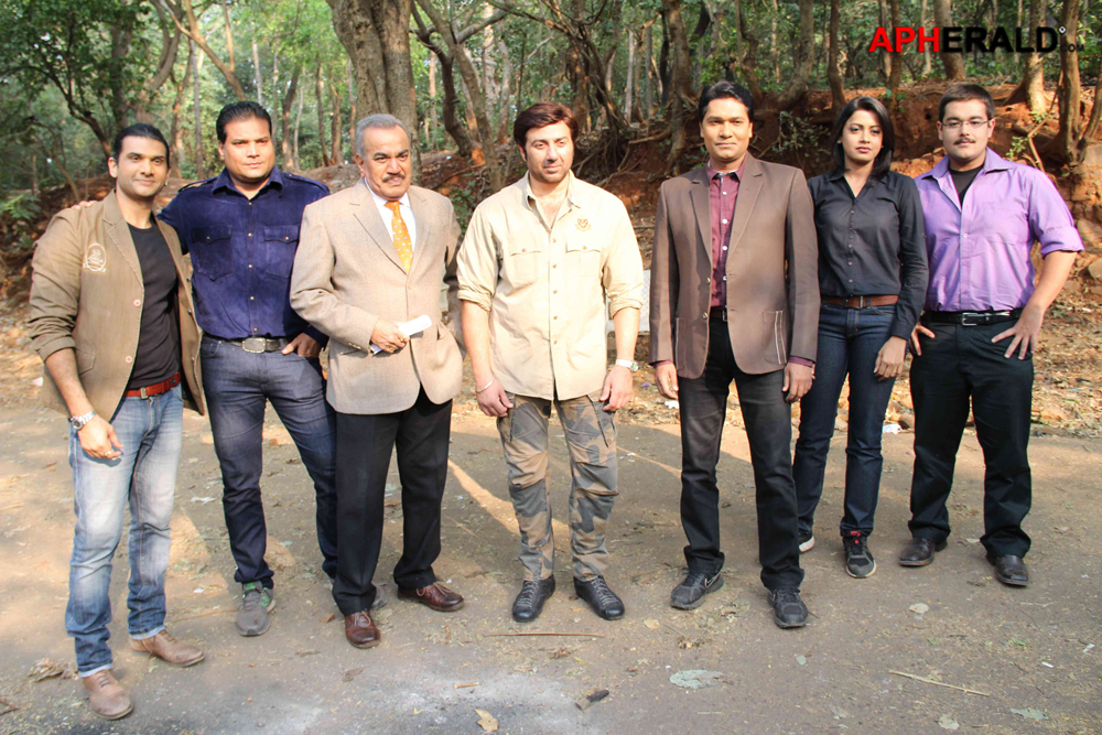 Sunny Deol Promote Singh Sahab The Great with CID Team