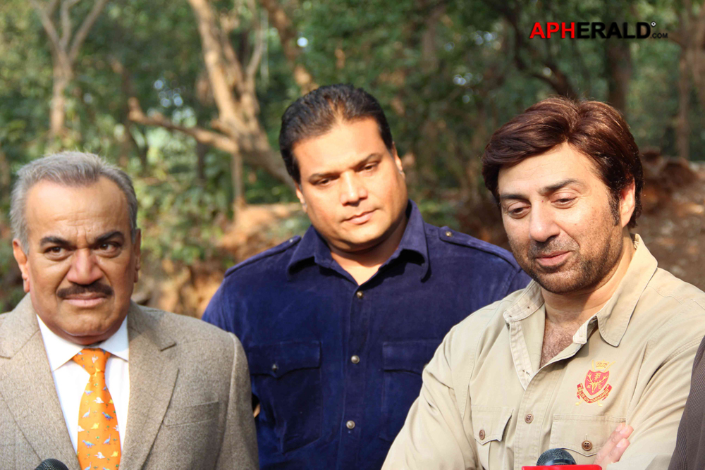 Sunny Deol Promote Singh Sahab The Great with CID Team