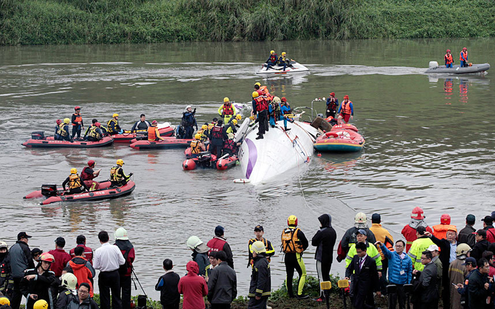 Taiwan Plane Crash into River Photos
