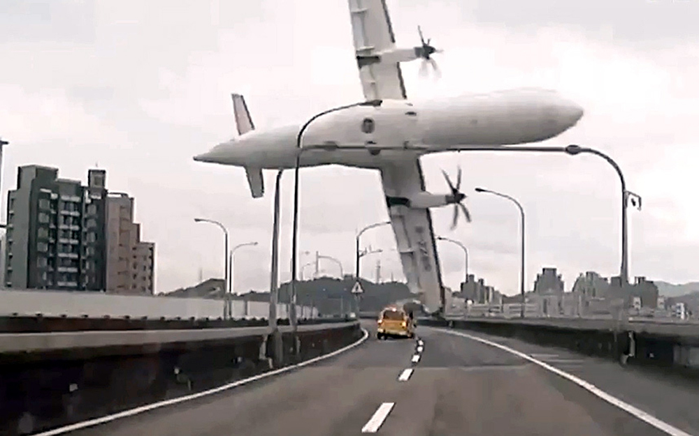 Taiwan Plane Crash into River Photos