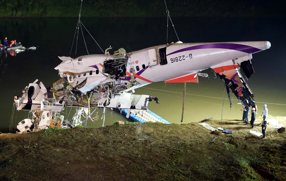 Taiwan Plane Crash into River Photos