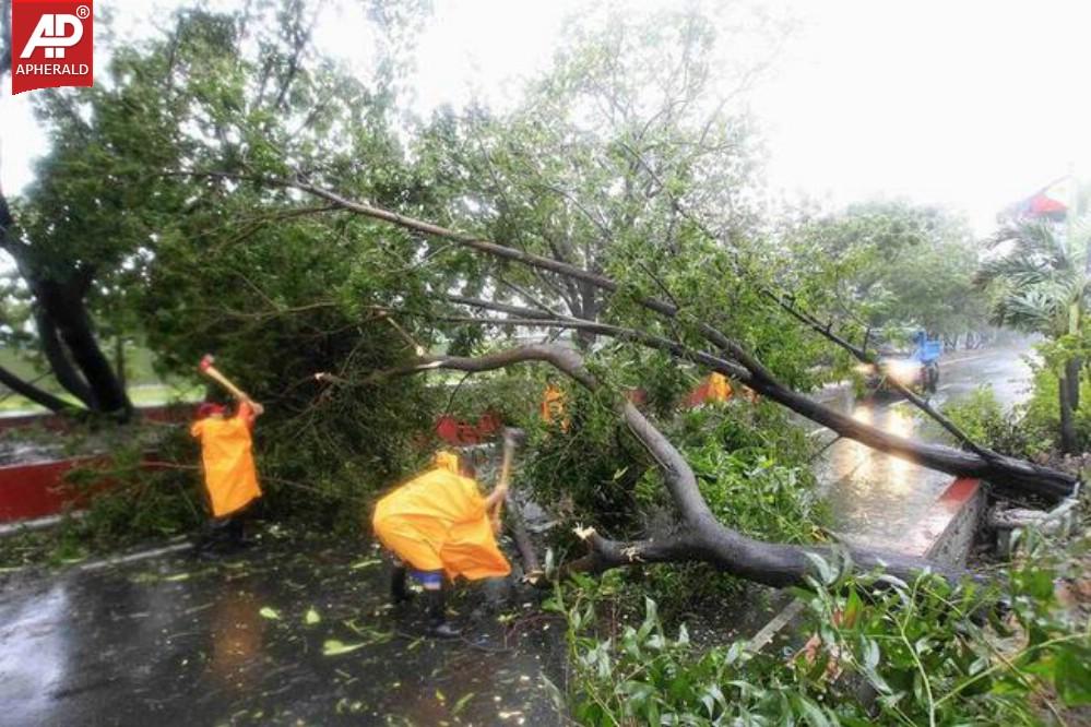 Typhoon Rammasun Shuts Down Philippines