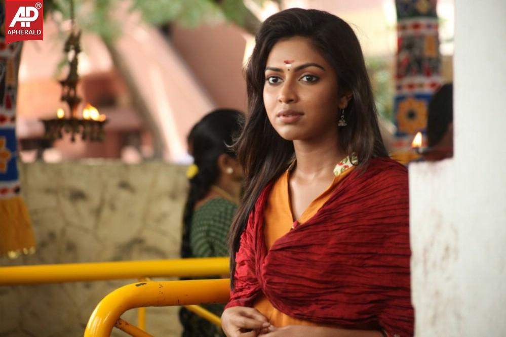 Velai Illa Pattadhari Movie New Stills