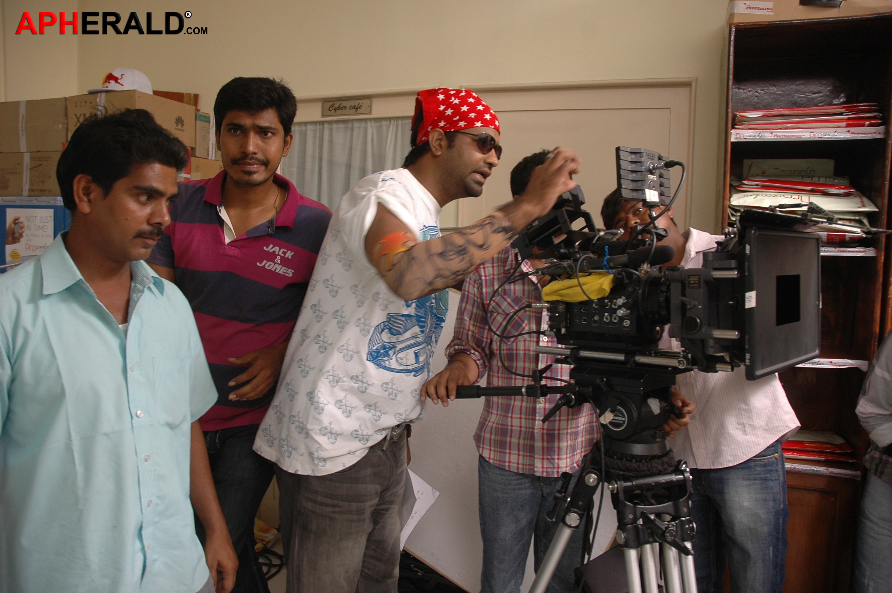 Vennela One And Half Working Stills - Vennela Kishore 