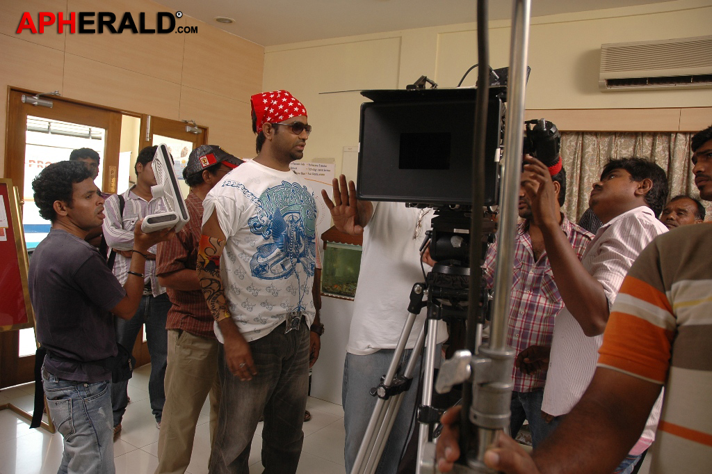 Vennela One And Half Working Stills - Vennela Kishore 