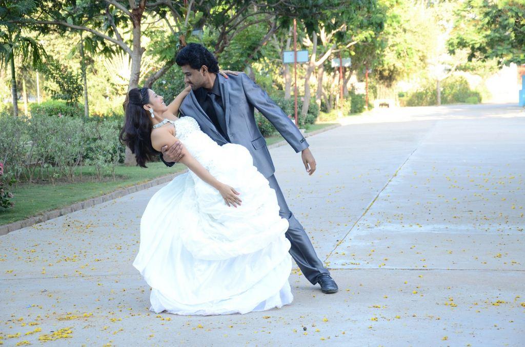 Vizhi Moodi Yosithal Movie Stills