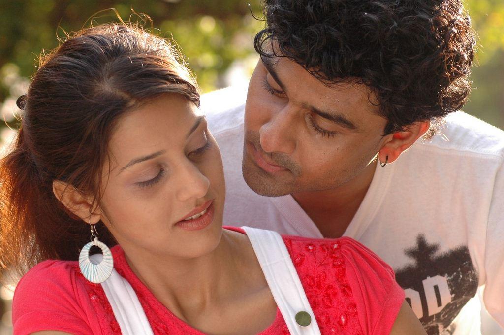 Vizhi Moodi Yosithal Movie Stills
