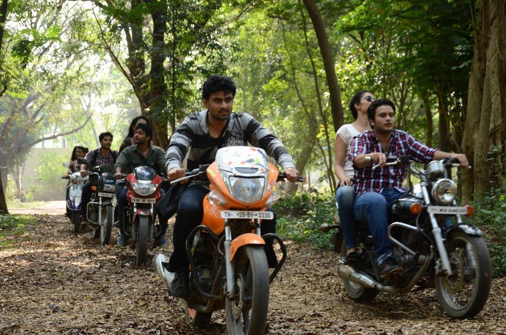 Vizhi Moodi Yosithal Movie Stills