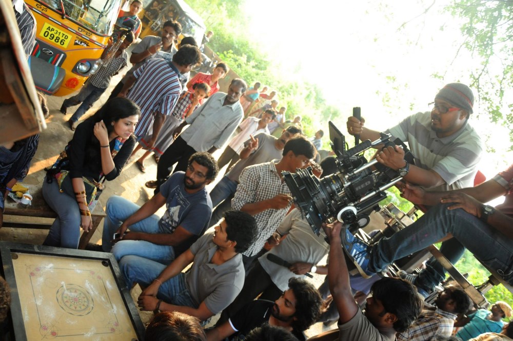 Vundile Manchi Kalam Mundu Munduna Posters