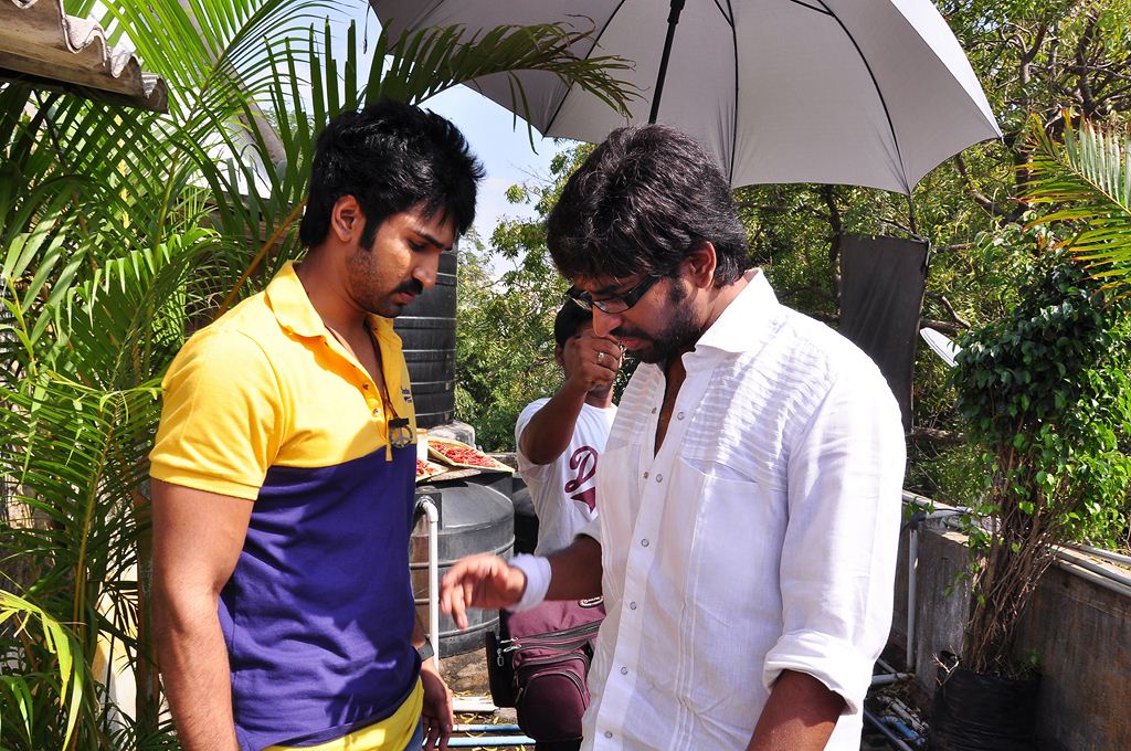 Yagavarayinum Naa Kakka Movie Stills