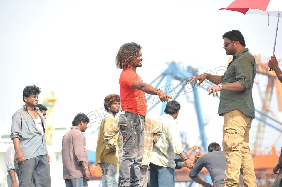 Yevadu Movie Working Stills