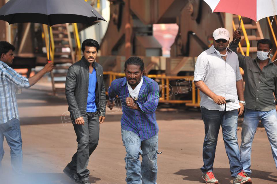 Yevadu Movie Working Stills