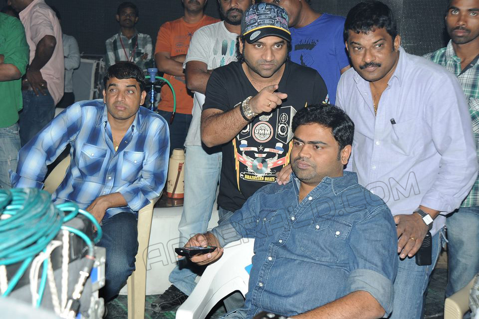 Yevadu Movie Working Stills