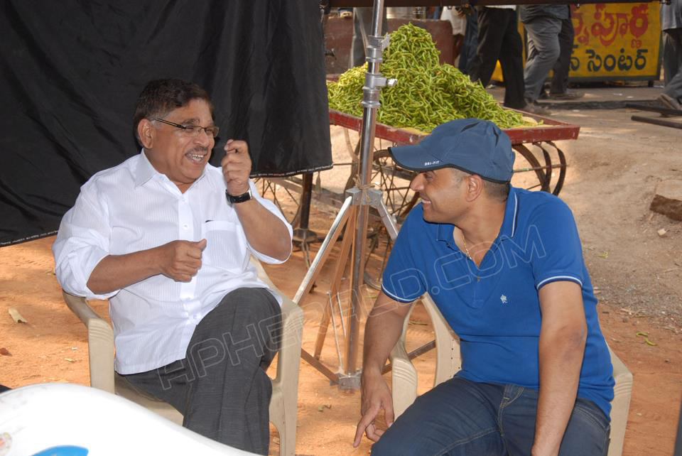 Yevadu Movie Working Stills