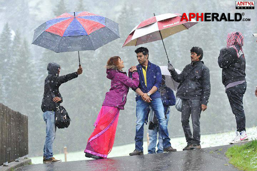 Yevadu Working Stills