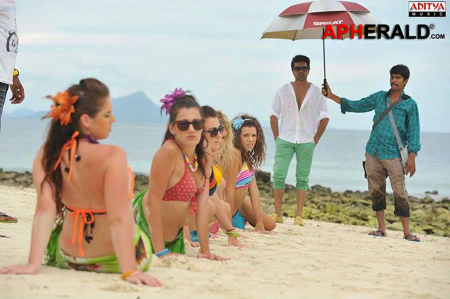 Yevadu Working Stills