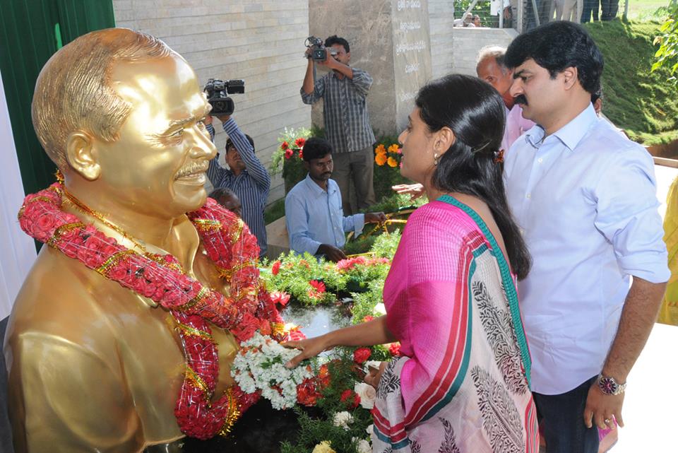 YS Family members Paying Tributes to YSR on his Death Anniversary