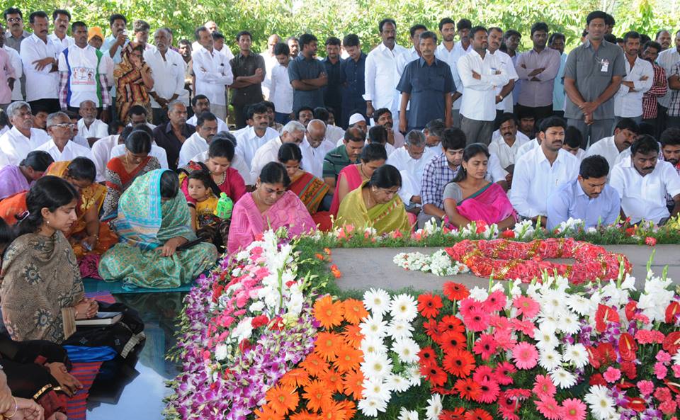 YS Family members Paying Tributes to YSR on his Death Anniversary