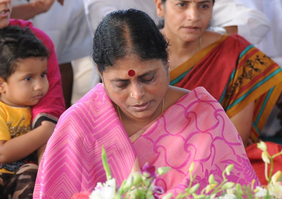 YS Family members Paying Tributes to YSR on his Death Anniversary