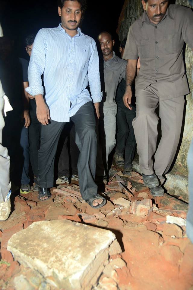 YS Jagan tour in Hudhud cyclone affected Areas