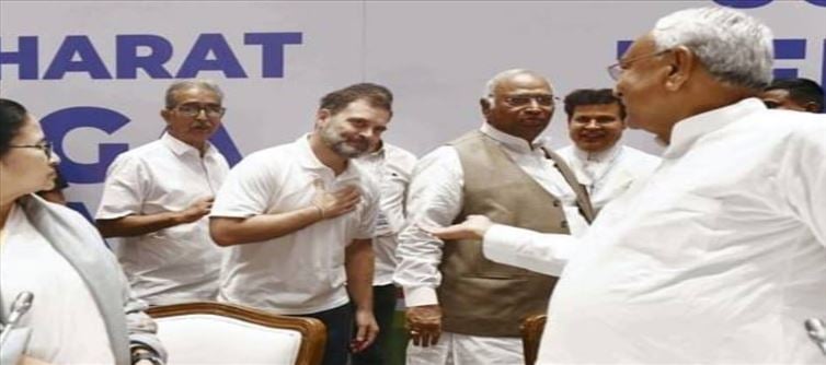 ओवैसी का 'तीसरा मोर्चा' दांव — क्या AIMIM अखिलेश-राहुल का वोट काटकर BJP की राह आसान कर रही है?
