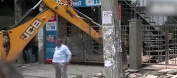 दिल्ली कोचिंग सेंटर में मौतें: बिल्डिंग मालिक गिरफ्तार, बुलडोजर की कार्रवाई शुरू