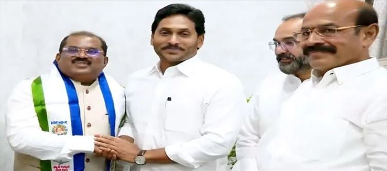 జగన్ ను నమ్మి నిండా మునిగిన మాజీ ఐఏఎస్ ఇంతియాజ్.. రాజకీయాలకు ఇక దూరమేనా?