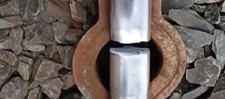 অল্পের জন্য রক্ষা পেল আপ সোনারপুর-ক্যানিং লোকাল
