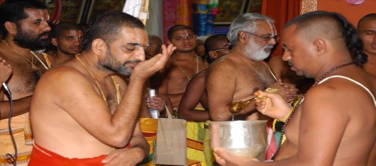 గుడిలో తీర్థం అలా తీసుకుంటున్నారా.. అయితే అంతే..?