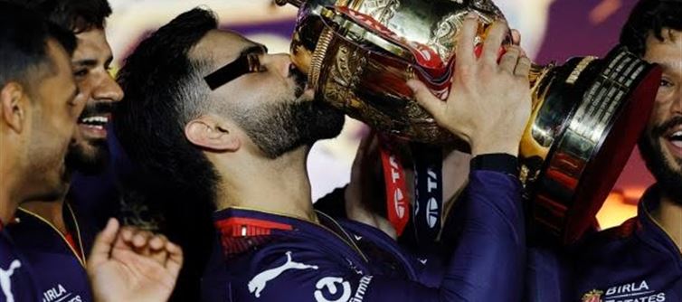 ఆర్సీబీ తొలి ఐపీఎల్ టైటిల్ గెలిచాక కన్నీటి పర్యంతమైన విరాట్ కోహ్లీ?