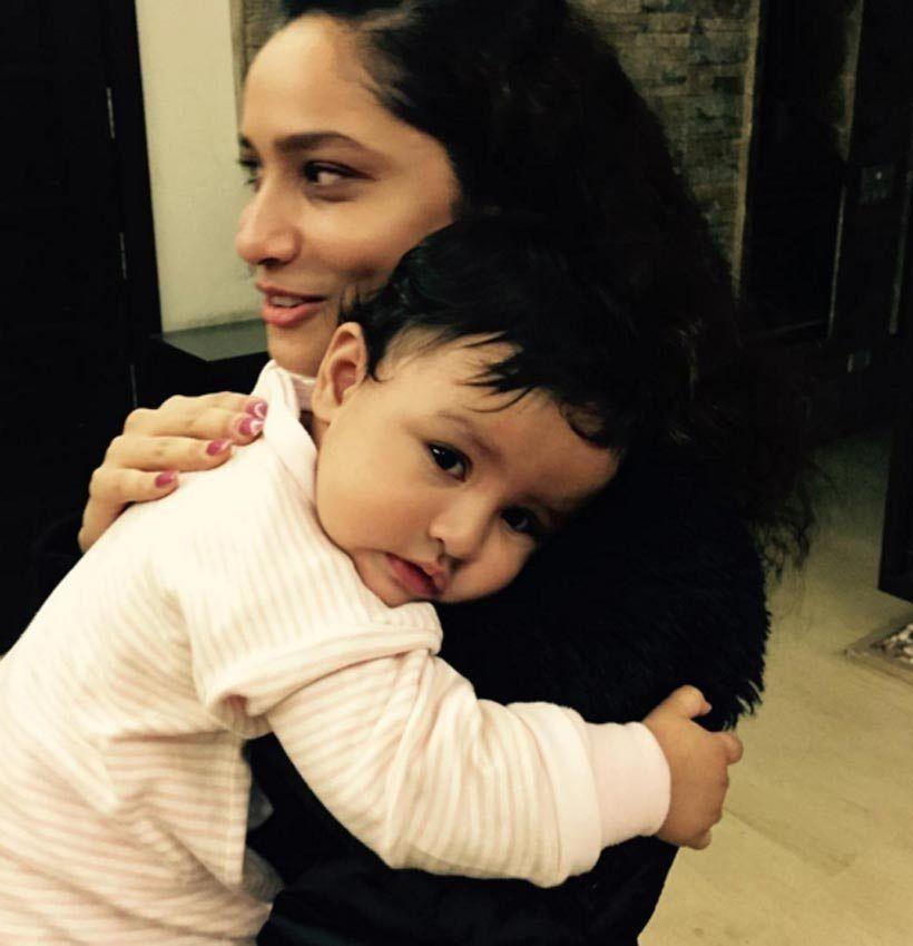 Adorable Pictures of Ziva with Dhoni Photos