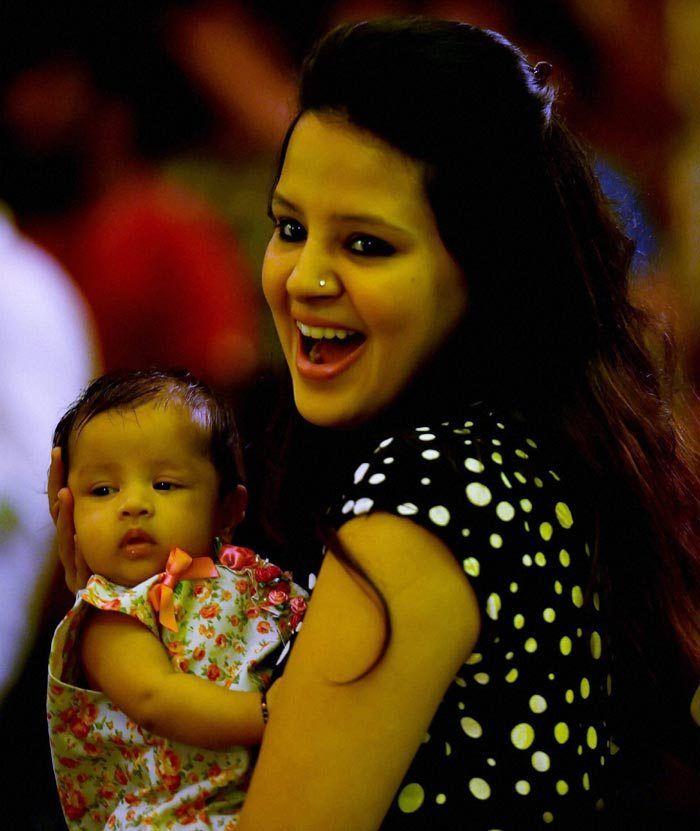 Adorable Pictures of Ziva with Dhoni Photos