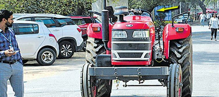 బుల్లి పిట్ట: మొబైల్ తోనే ఆపరేటింగ్ చేసి ట్రాక్టర్..!!