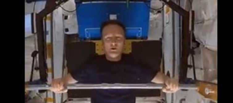 వైరల్ : అంతరిక్షంలో హెయిర్ కట్టింగ్.. చూస్తే అవాక్కే?