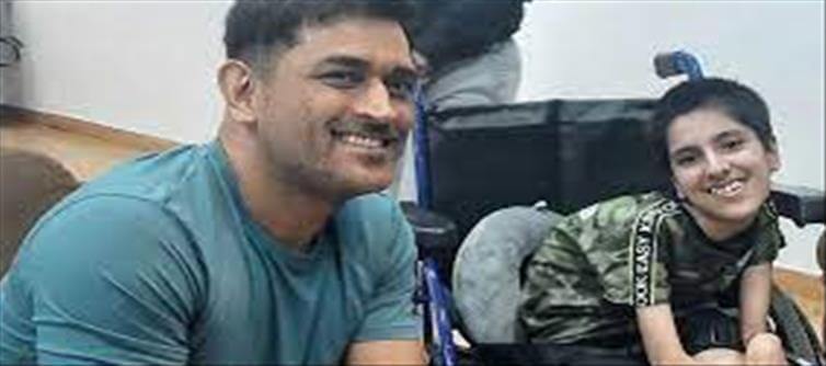 A specially-abled fan meets Dhoni!!