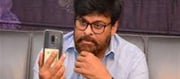 ఆ డైరెక్టర్ దెబ్బకి భయపడుతున్న చిరంజీవి .. కాల్ చేస్తున్న కట్ చేస్తున్నాడు.. ఎందుకంటే..?